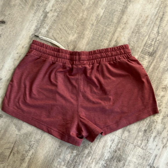 Vuori HALO PERFORMANCE SHORT! 😊❤️ in Rose Heather - Picture 3 of 6